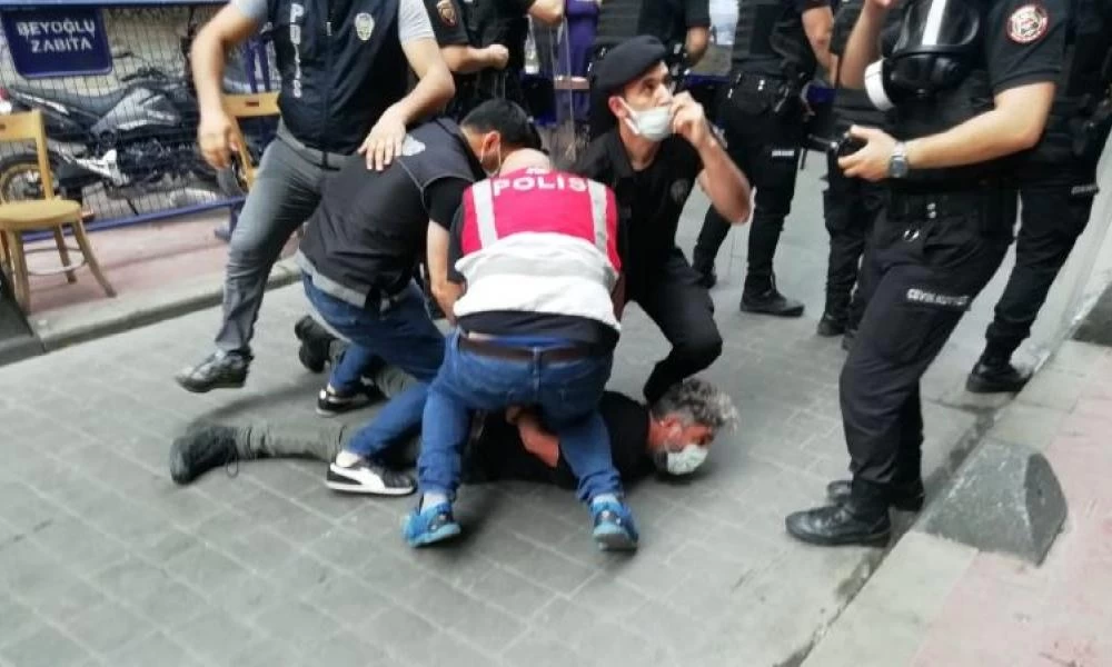 Κωνσταντινούπολη: Σκηνές "Τζορτζ Φλόιντ" από την αστυνομία